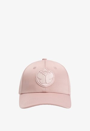 Casquette de baseball rose avec un emblème brodé à l'avant, présentant une forme arrondie et une texture lisse. La visière est légèrement courbée.