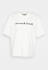 Witte katoenen t-shirt met een relaxte pasvorm, waarop het woord "mankind" in donkerblauw over de borst staat. Korte mouwen en een ronde hals.