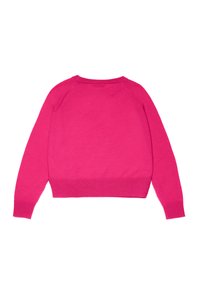 Lys rosa strikkegenser med lange ermer, ribbestrikkede mansjetter og kant; sømløs design på baksiden; myk tekstur.