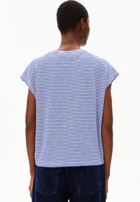 ARMEDANGELS OFELIAA LOVELY STRIPES - Print T-shirt - oatmilk/blue noon