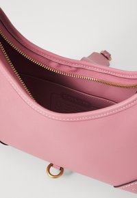 COACH ORIGINALS GLOVETANNED HAMPTONS HOBO - Kézitáska - true pink