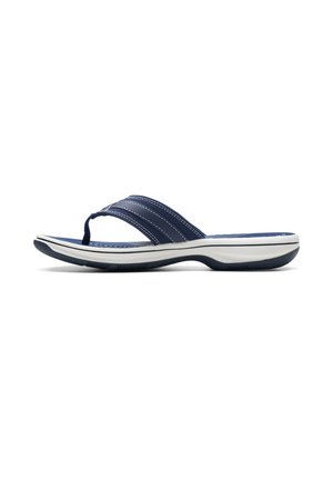 Marineblaue Flip-Flop-Sandale mit weißer Naht und Sohle, gepolstertem Fußbett und strukturiertem Gummiprofil, seitlich auf weißem Hintergrund gezeigt.
