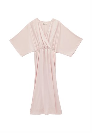 Lichtroze satijnen jurk met brede korte mouwen, V-hals met wikkelvoorzijde en een gedetailleerde geplooide taille op een witte achtergrond.
