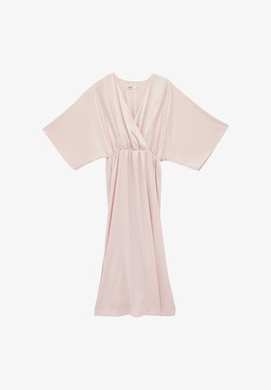 Lichtroze satijnen jurk met brede korte mouwen, V-hals met wikkelvoorzijde en een gedetailleerde geplooide taille op een witte achtergrond.