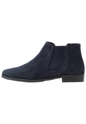 Botte Chelsea en daim bleu marine avec panneau latéral élastique, petit talon et bout arrondi, conçue pour un enfilage facile.