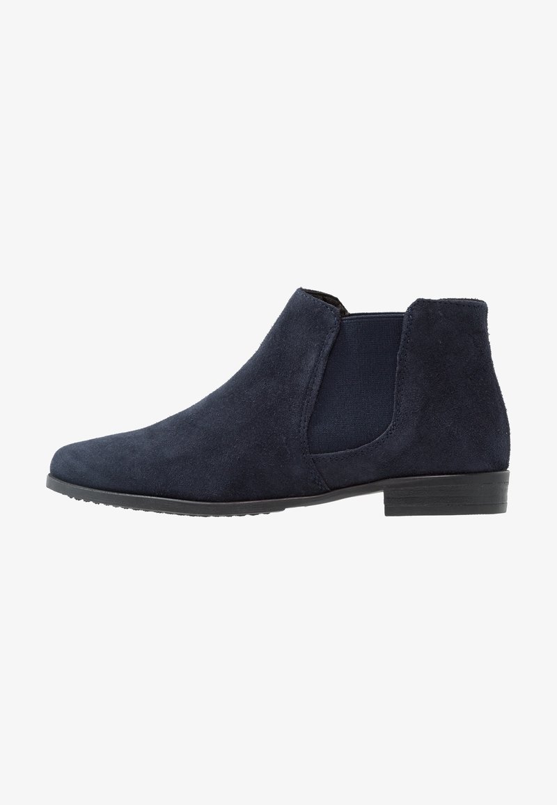 Botte Chelsea en daim bleu marine avec panneau latéral élastique, petit talon et bout arrondi, conçue pour un enfilage facile.
