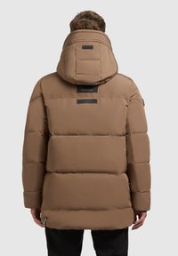 Hnedá puffová bunda s vysokým golierom a kapucňou. Obsahuje prešité panely, logo na chrbte a elastické manžety. Hladký, matný povrch.