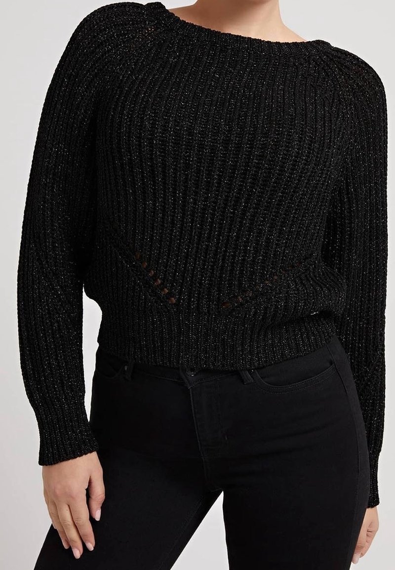 Pull noir côtelé avec un col bateau, manches longues et des détails découpés à la taille, fabriqué dans un matériau texturé et scintillant.