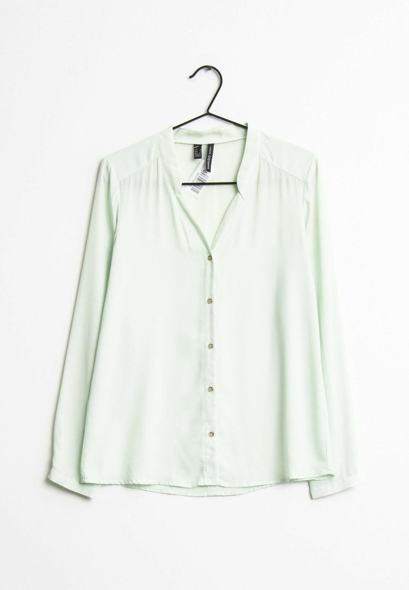 Blouse vert clair à manches longues avec un col, fermeture à boutons devant et coutures subtiles. Fabriquée en tissu lisse, avec un ourlet arrondi.