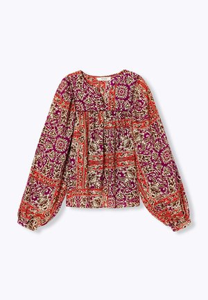 Blouse à manches longues avec poignets larges, ornée de motifs floraux et cachemire complexes en rouge, violet et beige sur un tissu léger.