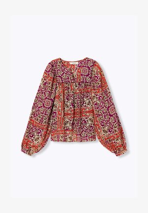 Blouse à manches longues avec poignets larges, ornée de motifs floraux et cachemire complexes en rouge, violet et beige sur un tissu léger.