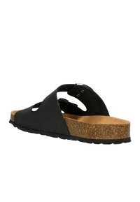 Černé sandály s otevřenou špičkou, které mají korekovo-podrážkovou vložku, výřezový boční design a strukturovanou gumovou podrážku. Minimalistický styl s zakřiveným podpatkem.