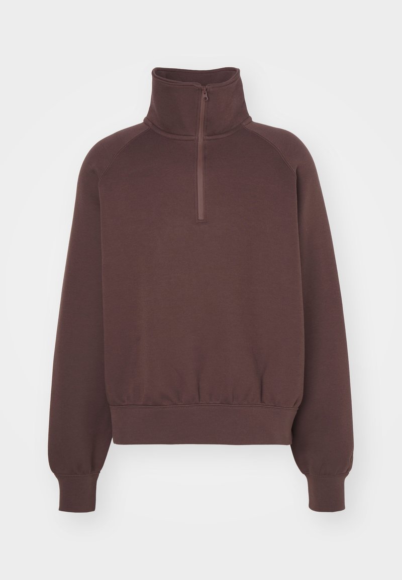Sudadera de color marrón con cuello alto y cierre de media cremallera. Presenta puños y cintura de canalé, fabricada en un tejido suave con una textura lisa.