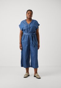 ONLY Carmakoma - CARYUKA BEA BELT CULOTTE - Kezeslábas - medium blue denim Miniatűr kép 1