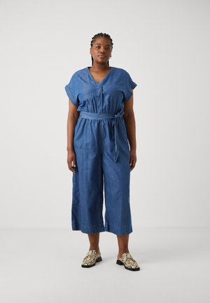 Jumpsuit en denim à manches courtes, décolleté en V, taille ceinturée, jambes larges et cropped, avec deux poches latérales ; finition délavée claire avec une texture lisse.