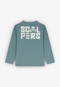 Turkusowa koszulka z długim rękawem z miękkiego materiału, z dużą białą grafiką, na której widnieje napis "SCL PERS" wraz z motywem czaszki i skrzyżowanych kości.