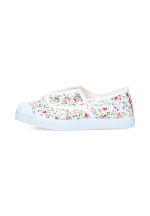 Scarpa slip-on in tela bianca con piccolo motivo floreale rosa e blu, suola e punta in gomma bianca, vista laterale.
