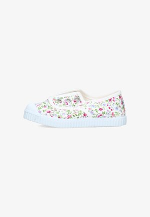Scarpa slip-on in tela bianca con piccolo motivo floreale rosa e blu, suola e punta in gomma bianca, vista laterale.