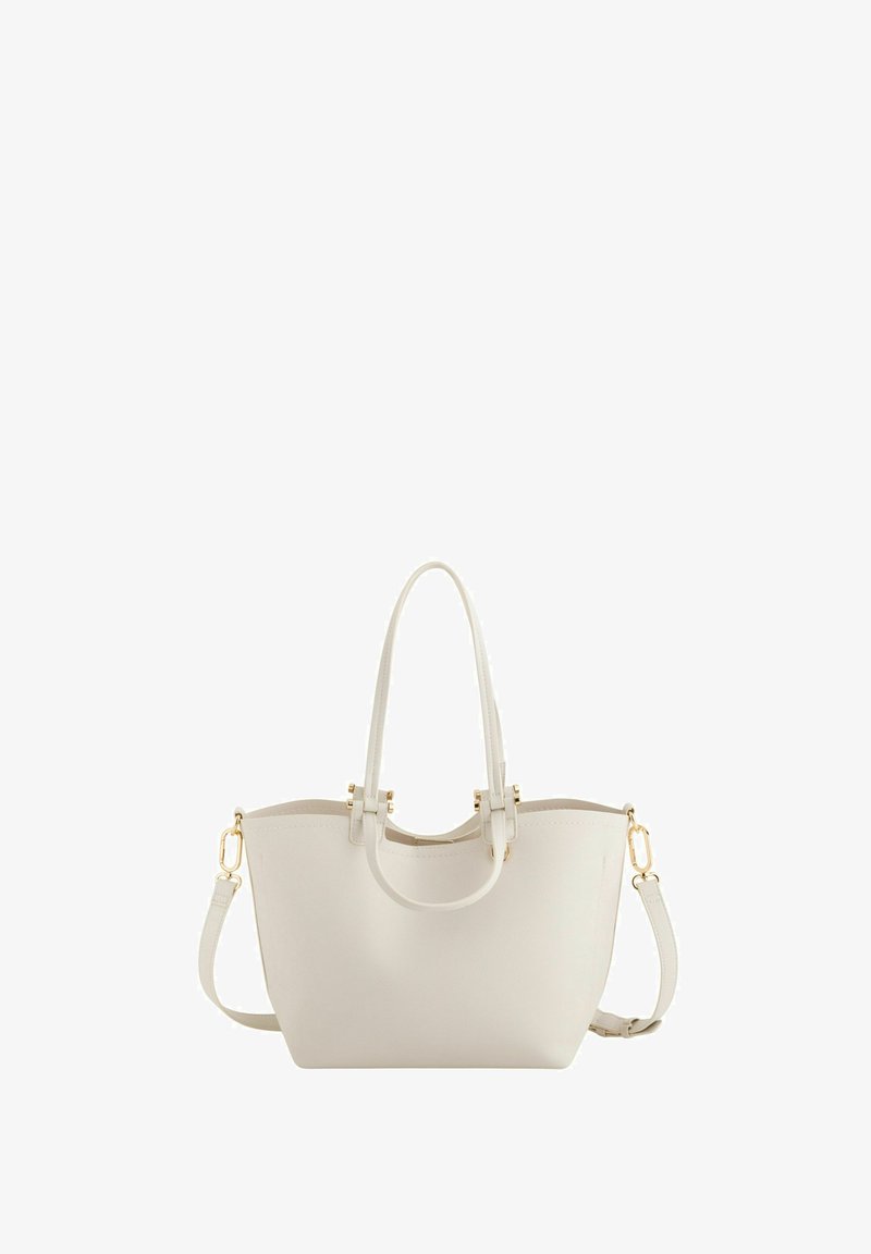 Bolso de mano de cuero color crema con doble asa superior, correa de hombro desmontable y herrajes en tono dorado.