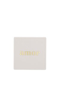 Carta quadrata bianca con testo in oro "amor" centrato su uno sfondo bianco semplice.