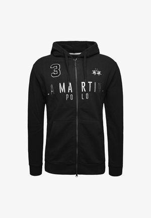 Sudadera negra con cremallera hecha de algodón. Presenta una capucha, bolsillos frontales, el texto impreso "LA MARTINA POLO" y el número "3" en el lado izquierdo.