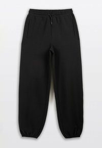 Czarne dresy z elastycznym pasem, regulowanym sznurkiem, dwoma bocznymi kieszeniami oraz zwężanymi mankietami u kostek. Miękka tekstura materiału.