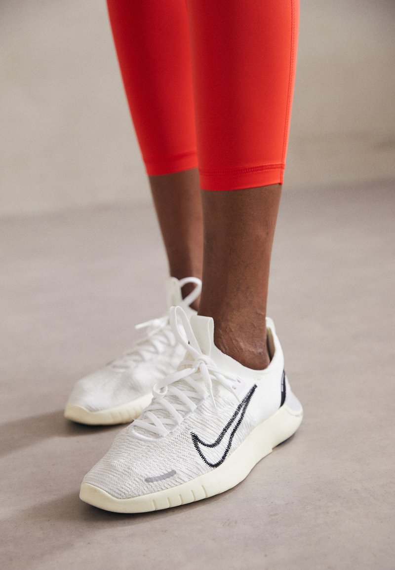 Nike Performance FREE RN FK NATURE - Hardloopschoenen voor op de weg - white/black/coconut milk/photon dust
