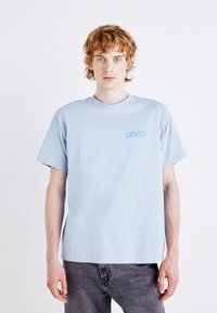 Levi's® VINTAGE FIT GRAPHIC - Marškinėliai su spaudiniu - sunset valley soft chambray