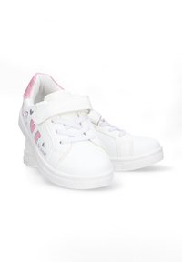 Zapatillas blancas con un acabado brillante. Cinta de velcro, diseño con cordones, acentos de purpurina rosa en la lengüeta y la palabra "AMOR" impresa con corazones.