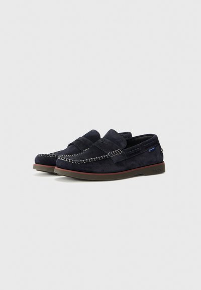 Sötétkék nubuk lófer cipők, varrott orr résszel és lapos kaucsuk talppal. Slip-on kialakításúak, az oldalukon diszkrét márkajelzéssel.