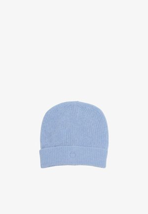 Berretto lavorato a maglia di colore azzurro chiaro, realizzato in morbida lana. Presenta un bordo piegato e una texture a costine verticali. Piccolo logo sulla parte del bordo.
