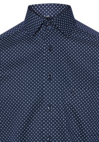 Dunkelblauses Button-up-Hemd mit einem kleinen weißen geometrischen Muster, Punktkragen und zwei sichtbaren Knöpfen an der Knopfleiste.