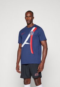 Nike Performance PARIS ST GERMAIN NIKE ICONIC AWAY TEE - Majica kratkih rukava s printom - midnight navy