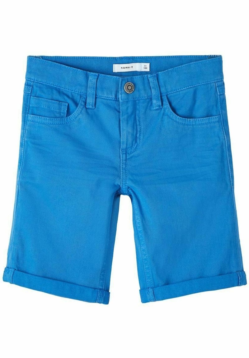 Shorts en coton bleu avec revers roulés, bouton et fermeture éclair à l'avant, passants pour ceinture, et poches avant pour enfants.