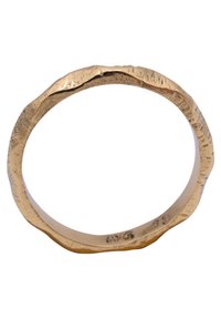 Inel din aur cu un margine texturată și neregulată. Suprafața are un amestec de finisaje lustruite și mate, care pune în evidență forma sa organică.