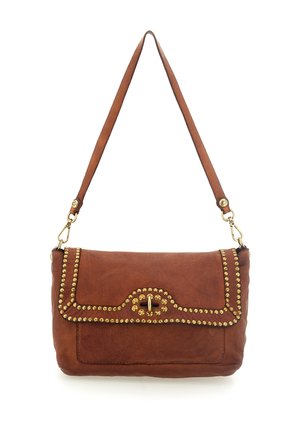 Borsa a tracolla in pelle marrone con patta ripiegata, dettagli con borchie dorate lungo i bordi e tracolla removibile. Tessitura liscia.