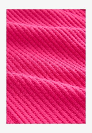 Tessuto tessile di colore rosa acceso con una trama a coste. La superficie presenta linee parallele e piccoli motivi in rilievo su tutta la superficie.