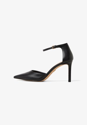 Zwarte leren hoge hakpump met een puntige neus, enkelbandje en een slanke stilettohak. Gladde textuur en eenvoudig ontwerp.