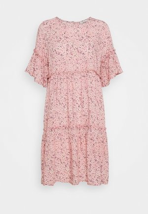 Robe rose à manches courtes avec petit imprimé floral, jupe à volants superposés et manches évasées, présentée sur un fond uni.