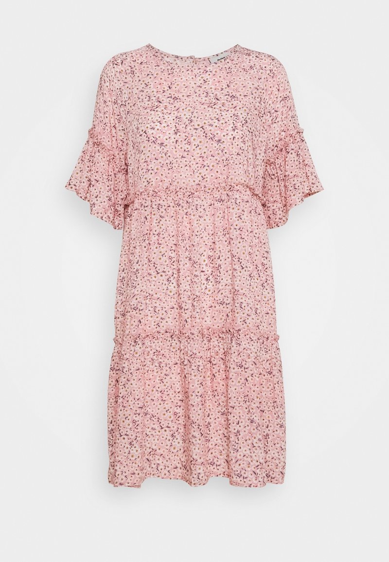 Robe rose à manches courtes avec petit imprimé floral, jupe à volants superposés et manches évasées, présentée sur un fond uni.