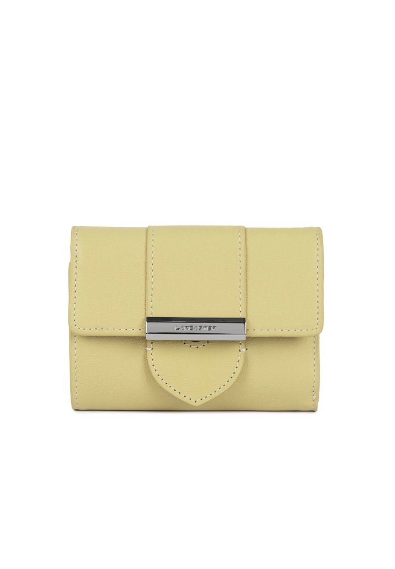 Portafoglio in pelle gialla dal design strutturato. Presenta una chiusura a scatto e un dettaglio hardware color argento sulla parte anteriore. Cuciture ordinate.
