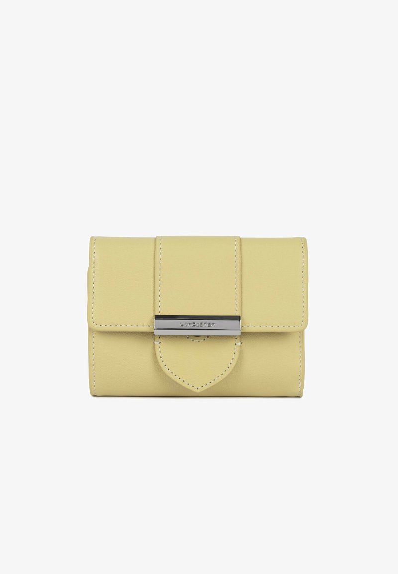 Portafoglio in pelle gialla dal design strutturato. Presenta una chiusura a scatto e un dettaglio hardware color argento sulla parte anteriore. Cuciture ordinate.