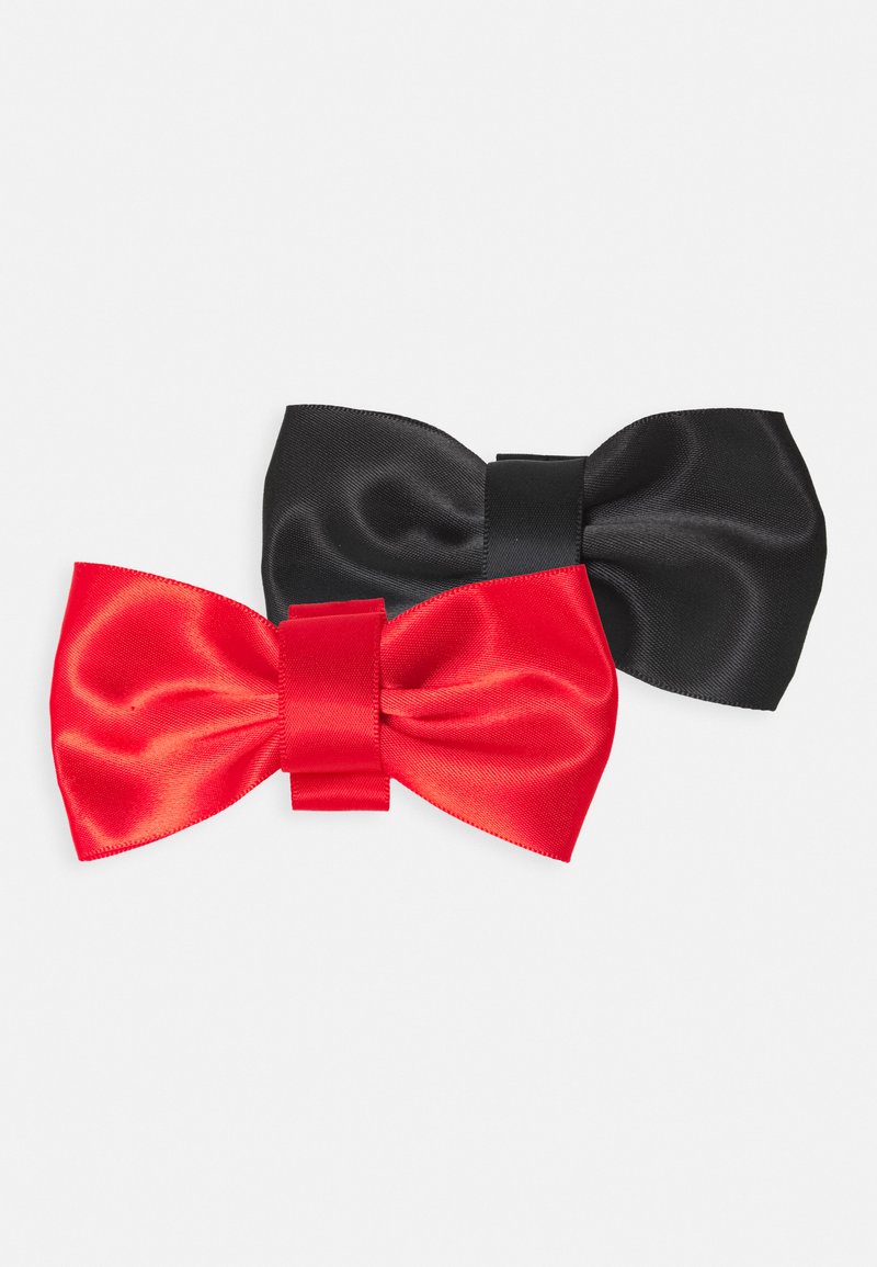 Conjunto de dois laços de cetim: um vermelho e um preto. Cada laço apresenta um nó central, com uma textura suave e uma forma clássica e simétrica.