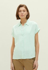 Grün-weiß gestreiftes Kurzarmhemd mit Button-Down-Kragen und weichem, leichtem Stoff; lockere Passform; glatte Textur und subtiler Glanz.