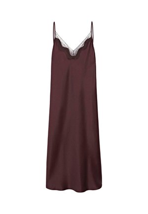 Nuisette en satin bordeaux avec bretelles fines réglables, présentant une délicate bordure en dentelle le long du décolleté en V et une silhouette fluide et élégante.