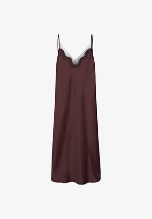 Nuisette en satin bordeaux avec bretelles fines réglables, présentant une délicate bordure en dentelle le long du décolleté en V et une silhouette fluide et élégante.