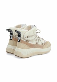 Beige en crème mid-top sneakers van gestructureerd suède en viltachtig materiaal, met contrasterende veters en een stevige witte zool.