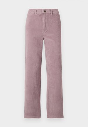 Pantalon en velours côtelé de couleur mauve clair avec une coupe droite. Il présente une fermeture à bouton à l'avant et une texture à côtes verticales.