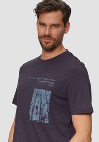 s.Oliver MIT FLAMMSTRUKTUR - T-Shirt print - aubergine