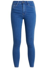 Jeans ajustados de mezclilla azul, con una cintura alta, cinco bolsillos y detalles de costura sutiles a lo largo de las costuras.